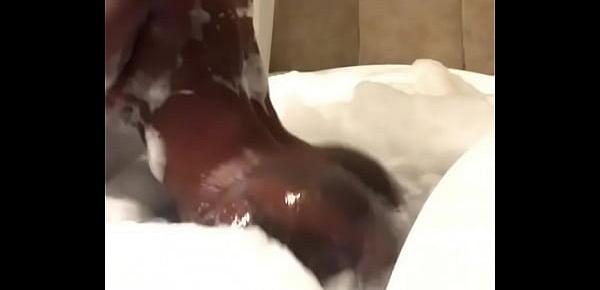  Sexy black girl twerking in the tub